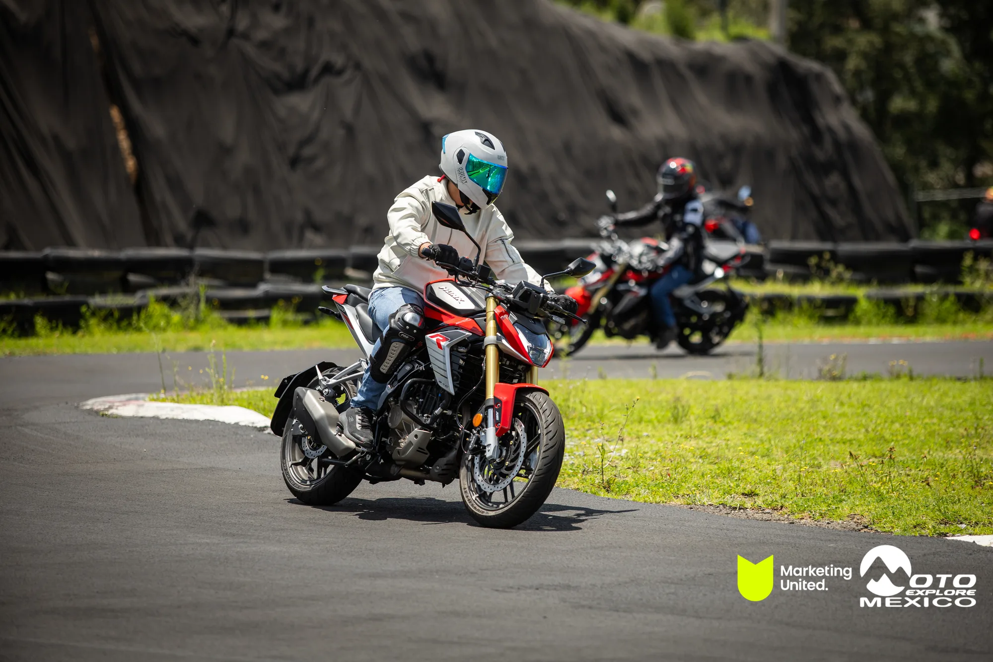 KBR PRUEBA DE MANEJO HUNK 335